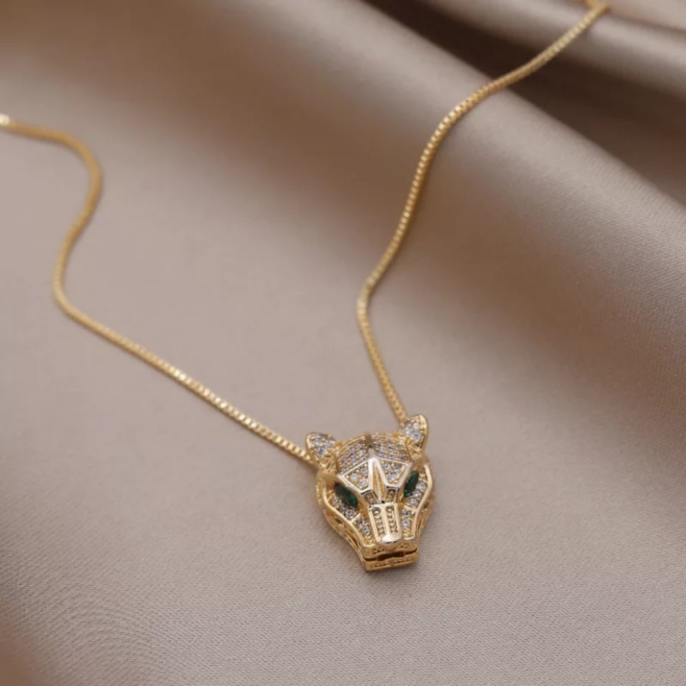 NWOT Gold, diamond, emerald Leopard Necklace